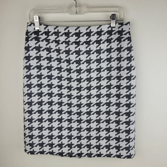 Banana Republic Dresses & Skirts - Banana Republic black white houndstooth lined back zip slit pencil lady skirt 8